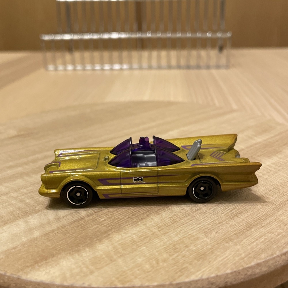 2022 Hot Wheels #131 Batman 4/5 TV Series GOLD Batmobile - Picture 3 of 6